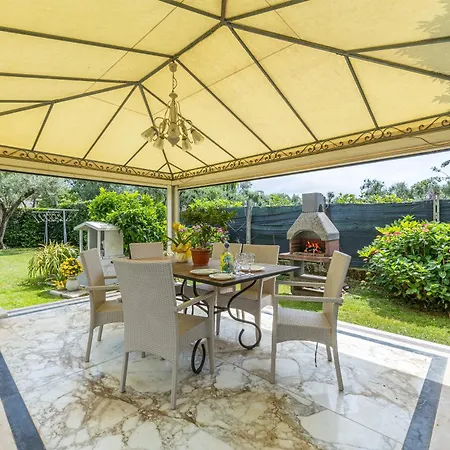 Clara - Ampio Giardino 8 Posti - Dei Marmi * Querceta