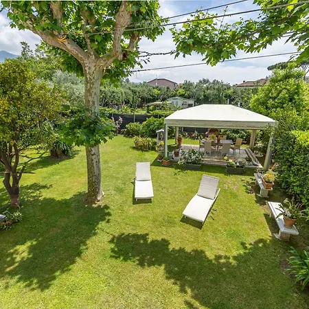 Clara - Ampio Giardino 8 Posti - Dei Marmi