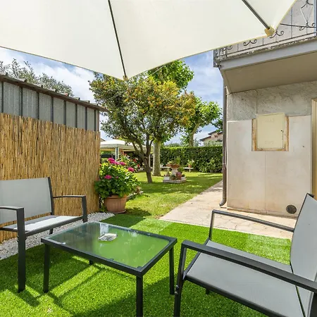 Clara - Ampio Giardino 8 Posti - Dei Marmi