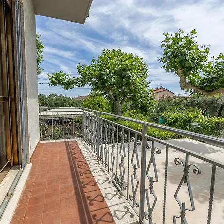 Clara - Ampio Giardino 8 Posti - Dei Marmi Querceta